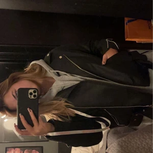 Skinnjacka  - Helt ny skinnjacka som tyvärr inte riktigt va min still därav säljer jag den. Jackan är lite overzise vilket jag tycker gjorde jackan snyggare, även perfekt nu till hösten💕