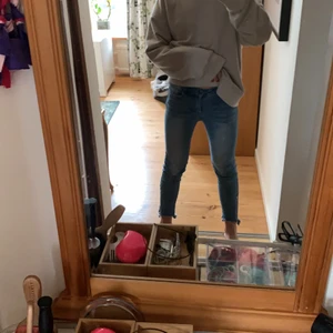 Jeans - Säljer dessa super snygga jeans säljer pga dem börjar bli lite korta. Köparen står för frakten.