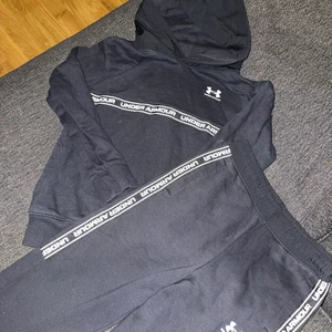 Under armour - Under armour set mörkblå strl m (10-12år) byxorna är helt oanvända, hoodien 2-3 gånger.