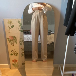 Kostymbyxor beiga  - Beiga kostymbyxor från M-KAE - nyskick, använda endast en gång - strolek S - långa i benen - stretchiga i midjan. 