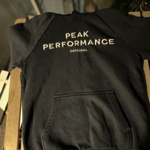 Peak performance tröja - Den passar bra tycker jag och den är 1 år gammal. Jag kände inte att jag behövde den🤗