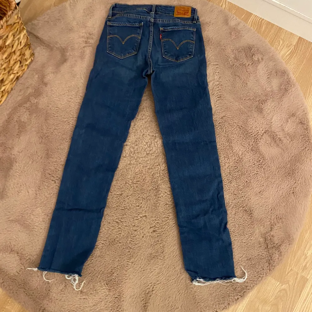 Ett par blåa Levis jeans, använt få gånger. . Jeans & Byxor.