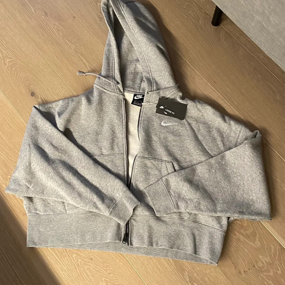 nike loose fit - coupe large    Tröjan Nike Sportswear Essential. Ledig passform och nedhasade axlar ger en avslappnad look och känsla.(Bild från Nike’s hemsida för att visa hur den sitter!) Aldrig använd, lappar kvar! . Hoodies.