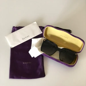 Solglasögon från Gucci  - Superfina Gucci GG0022S Polarized 007 i nyskick. Ord nypris 2457 kr på smartbuyglasses.se där dessa köptes för ca 1 år sedan. Inga repor ler dylikt. One size (57). Kommer med påse, sammetsfodral, putsduk och äkthetsintyg.  1500kr
