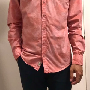 Blend Skjorta Strl S herr - Rosa herrskjorta med mörkrosa tryck. 100% Bommul. Smal passform. Gått ca 6 tvättar och i fint skick. 