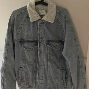 Jeans jacka  - min kille säljer sin vadderade jeans jacka som säljs då den inte kommer till användning. Den saknar en knapp vid bröstfickan men annars helt felfri🥰 #jacka 