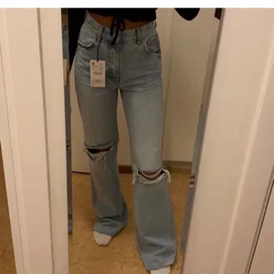 Zara byxor - ❌Lånade bilder❌ Buda i kommentarerna ❌ Såå fina byxor från zara som inte längre säljs i varken i butik eller online. De är för långa för mig som är 161 så passar nog någon som är 165-175. Nästan aldrig använda, strl 38 passar även 36 och 40!   260kr + 66kr spårbar frakt 🦋 