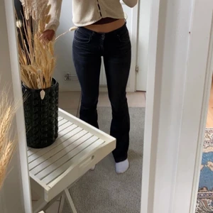Lågmidjade bootcut - Från zara, bra skick 