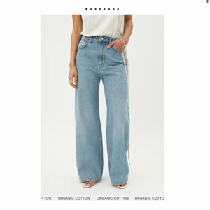 Wide jeans Ace  - Wide jeans från weekday i modellen Ace, färgen air blue. 