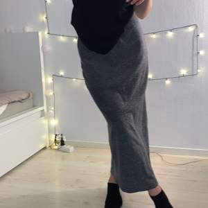 En söt lång grå kjol från lindex