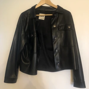 Skinnskjorta från Zara - Jättefin skjorta i fuskskinn från Zara. Snygg att ha som overshirt också! Storlek xs, fint skick!