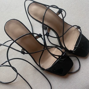 Shein - Exakt samma skor i svart som annonsen bredvid, endast använda en gång, storlek 39  