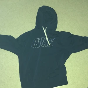 Nike Hoodie  - Nike hoodie medium knappt använd 