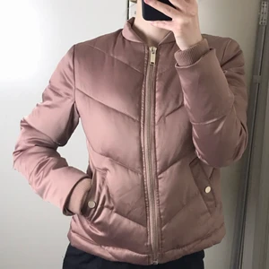 Tunnare dunjacka från Miss Selfridge  - Jackan har en färg som jag skulle kalla en blandning mellan puderrosa och mauve, och tyget är något glansigt. Storleken är 36, jag brukar normalt ha 34/36. Säljer den då det visar sig att jag sällan använder kläder i rosa/rosaliknande färger. Jag tycker dock att den är jättefin och eftersom jag knappt använt den är den i väldigt bra skick. 