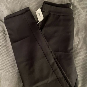 Svarta kostymbyxor  - Oanvända kostymbyxor från gina. Storlek 34💜