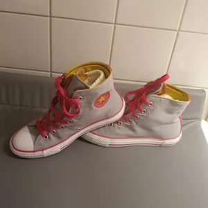 Åkta unisex grä converse  - Säljer min åkta grä converse som är I mycket bra skick och användade cirka 3 gånger.conversen passar till båda kön och matcherar med allt. Finns fler bilder och bud I kommenterna 