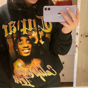 Tupac hoodie strl S - Hoodie från PULL&BEAR med Tupac tryck i strl S herrstorlek. Lite nopprig men annars fint skick. 