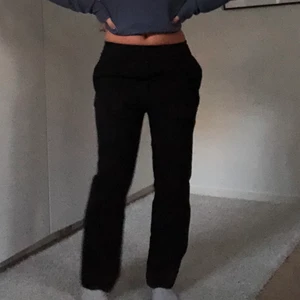 Svarta kostymbyxor - Säljer dessa supersnygga kostymbyxor ifrån Arket som knappast är använda. Nypris var 900!! De är i storlek 36 men skulle säga att de är 34🤍🤍