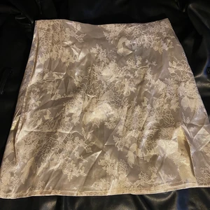 Kjol i storlek XS - jätte fin kjol i storlek XS,aldrig användts 