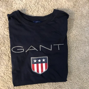 T-shirt - Mörkblå Gant tröja. Köpte för 349 och säljer för 110