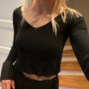 Långärmad tröja med knytning på sidan  - Minns tyvärr inte riktigt vart denna är ifrån då lappen är lite suddig. Men det är i bra skick o super skön. Köparen står för frakten💖