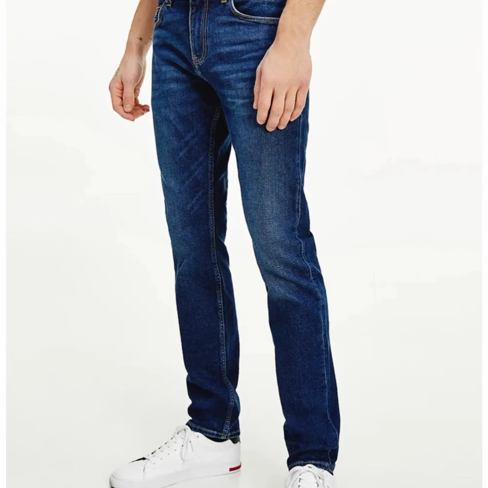 Jeans från Tommy Hilfiger. Använda en del men i princip i nyskick. Modellen är bleecker stretch slim fit i storleken 30/32. Nypris ca 1200 kr.. Jeans & Byxor.