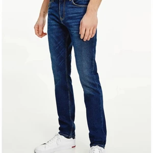 Herrjeans  - Jeans från Tommy Hilfiger. Använda en del men i princip i nyskick. Modellen är bleecker stretch slim fit i storleken 30/32. Nypris ca 1200 kr.