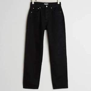 Svarta 90s high waist jeans i storlek 34, endast använda 1 gång! 120kr + frakt (ordinarie pris 599) 