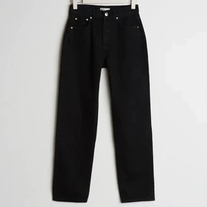 90s high waist jeans - Svarta 90s high waist jeans i storlek 34, endast använda 1 gång! 120kr + frakt (ordinarie pris 599) 