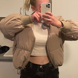 Beige puffar jacket - En beige puffar jacka som tyvärr aldrig användts :( jättefin, i bra skick eftersom den aldrig är använd och varm som man kan ha både höst,vinter och vår! Har denna i st L men skulle säga S-M. Passar mig som vanligtvis har M och kan lätt ha en tjocktröja under. Buda från 150kr! ❤️ köpare står för frakt 📦 