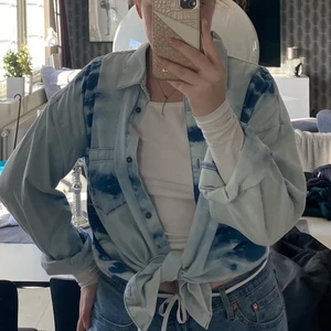 Skjorta i tie dye mönster - Jeansskjorta i tie dye mönster. Ljus- och mörkblå, från bikbok. 