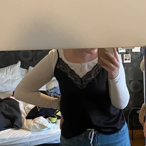 Svart satinlinne med spets - Svart satinlinne med spets från GinaTricot, storlek M men passar S/XS också. Sparsamt använt. 