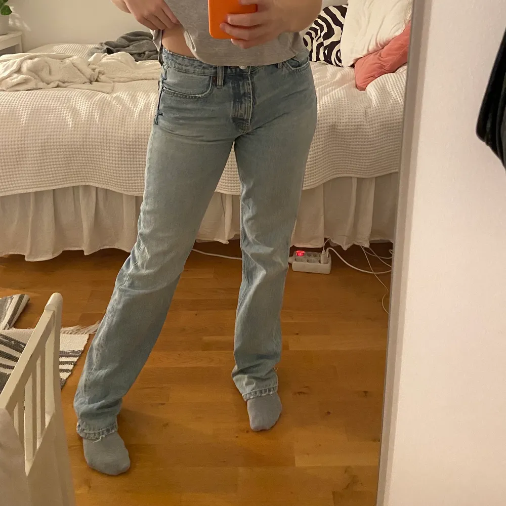 Zara jeans i storlek 38, säljer då jag har flera likadana 💛 . Jeans & Byxor.