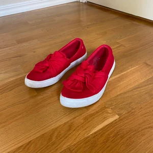 Skor - Jättefina låga röda sneakers. Använda ett fåtal gånger. Köparen står för frakten och kan välja frakt själv.