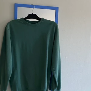 Grön sweatshirt  - Så skön sweatshirt från H&M herr💕 köpt för ungefär ett år sedan men inte så använd inte heller några defekter på tröjan. De är i ungefär samma grön som Holdit telefon skalet (det mörkgröna) är i. Kan mötas upp och skicka. Sitter som en lös S för dam men i storlek XS på herr (har vikt upp den på andra bilden)