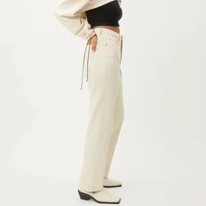 Weekday extra high jeans 30/34 - Ett par snygga jeans från Weekday i storlek 30/34. Använda ca 1 gång och skicket på jeansen är mycket bra. Användes aldrig för att jag inte använder så mycket vita plagg. Originalpris på Weekday är 500 men jag säljer för 150 kr. Köparen står för frakt. Kontaka vid frågor💫💫