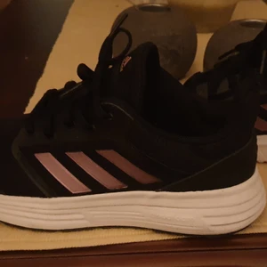 Adidas skor  - Snygga sköna Adidas skor I storlek 40.    Endast använda 1 gång.     Hämtas av köparen.