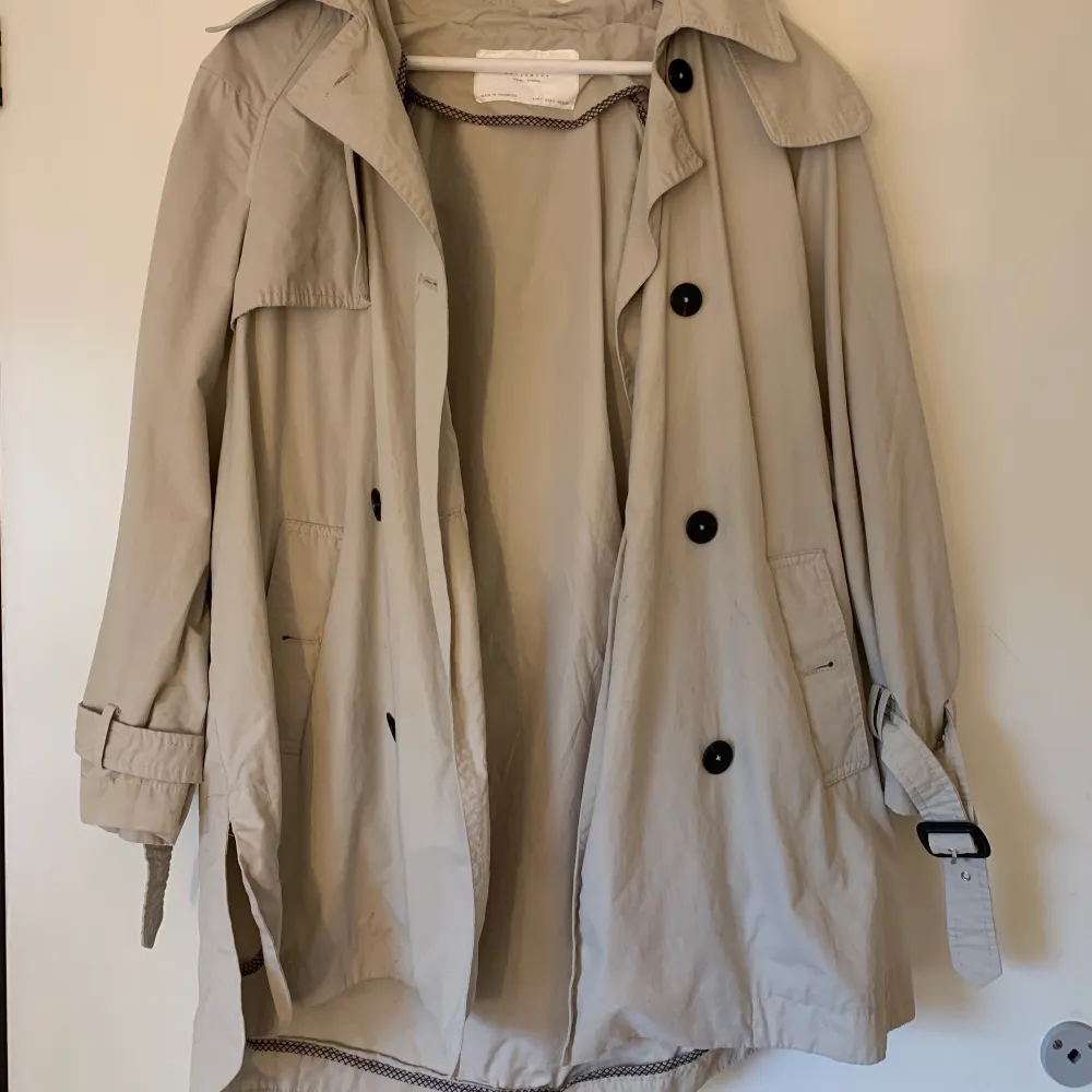 Jättefin trenchcoat från zara, färgen är lite mer åt det beiga hållet i verkligheten. Fint skick med luva. Köparen står för frakten💗. Jackor.