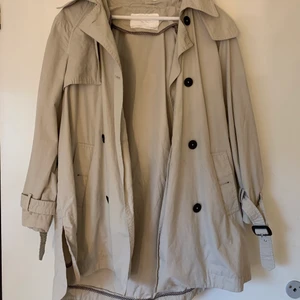 Jacka zara - Jättefin trenchcoat från zara, färgen är lite mer åt det beiga hållet i verkligheten. Fint skick med luva. Köparen står för frakten💗