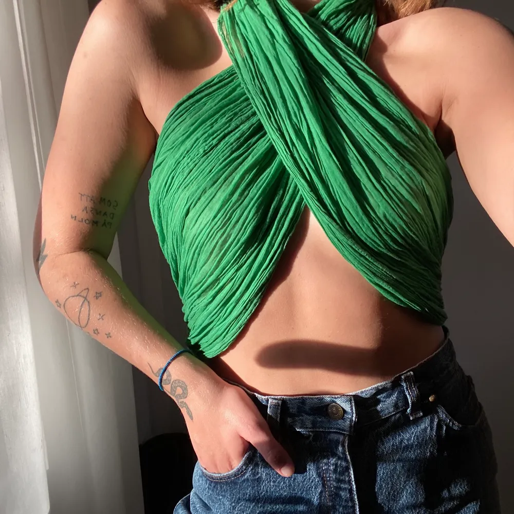 Säljer min gröna sjal som jag använt som topp i sommar 🌙 knyter en liten knut i nacken! (Säljer även Levis jeansen jag har till på dessa bilder) . Toppar.