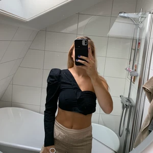 Svart topp - Svart festtopp. Köptes på en liten affär i New York. Då den blivit för liten säljer jag nu vidare. Det är storlek M men skulle säga mer XS/S. Den är lite stretchig i materialet. Skriv för fler bilder. Frakt tillkommer⚡️❤️‍🔥🌼