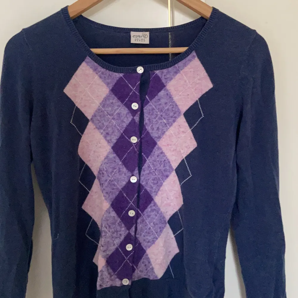 Jättefin grandpa-sweatshirt likande kofta💘 köpte secondhand för några månader sen men har aldrig kommit till användning. Pris kan diskuteras. Tröjor & Koftor.