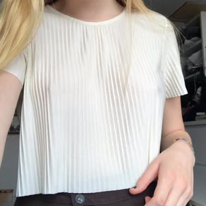 Vit top  - En vit top i fladdrigt material. Står xs på lappen men passar även större. 
