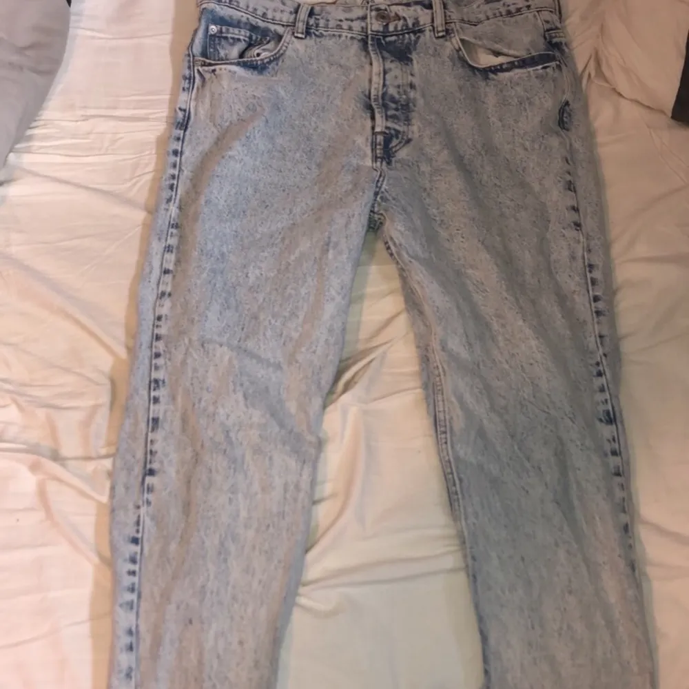 Straight legs jeans från Zara , skit snygga storlek L 400 eller bud +frakt . Jeans & Byxor.