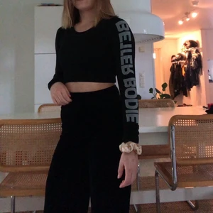 Långärmad träningscroptop, better bodies - Säljer denna jättefina långärmade träningscroptopen från better bodies! Den är aldrig använd pga att jag tyvärr råkade löpa fel storlek. Storleken är XS!