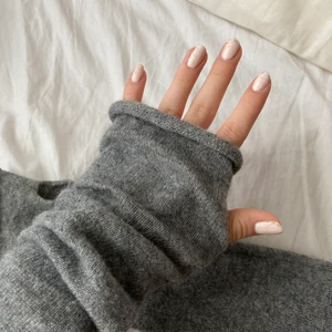 Cashmere torgvantar - säljer mina torgvantar från lisa yang 100% cashmere💓💓 köpta för 599 kr men de har ett litet hål, därav det låga priset
