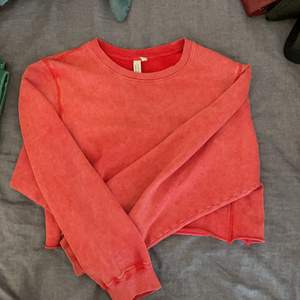 Knappt använd röd kort sweater stl 36
