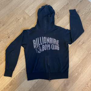 Billionaire boys club full zip i storlek small, köpte den på en ”high end vintage” sida för ett tag sedan men den var för liten🥲 lägg bud😁