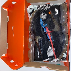 Nike vapormax c off white - Säljer dessa för mycket bra pris. Kvitto från SNS finns och de är använda men jag skulle säga att de är i mycket bra skick 8/10. Kan frakta, då köpare står för frakten.