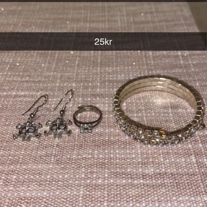 Säljer denna jätte fina set😆  - Har aldrig använt sakerna, ringen är slut såld med öronhängerna och armbanden är kvar. Du kan även köpa sakerna separat! Jag lägger ut massa mer saker imorgon :)
